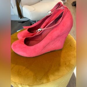 Hot pink suede party wedgies!!